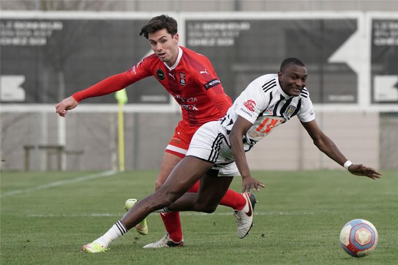 Kann auch mal wie ein richtiger Argentinier hart zulangen: Juan Bedouret (l.)
