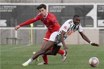 Kann auch mal wie ein richtiger Argentinier hart zulangen: Juan Bedouret (l.)
