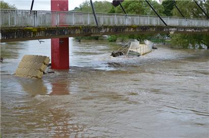 Kann die von den Fluten zerstörte Notbrücke noch repariert werden? Skepsis ist angebracht.
