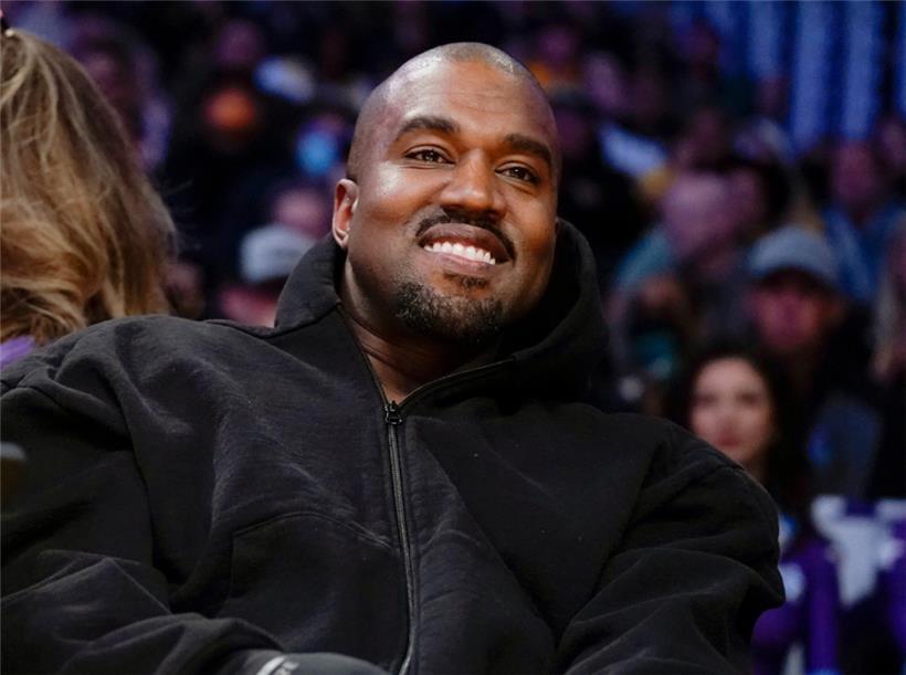 Kanye West schaut sich die erste Halbzeit eines NBA-Basketballspiels zwischen den Washington Wizards und den Los Angeles Lakers an
