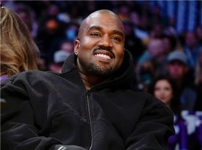 Kanye West schaut sich die erste Halbzeit eines NBA-Basketballspiels zwischen den Washington Wizards und den Los Angeles Lakers an
