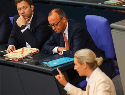 Kanzler Friedrich Merz (M.) und sein Vize Lars Klingbeil (l.) hören der Chefin der rechtsextremen AfD Alice Weidel während der Generaldebatte im Deutschen Bundestag zu
