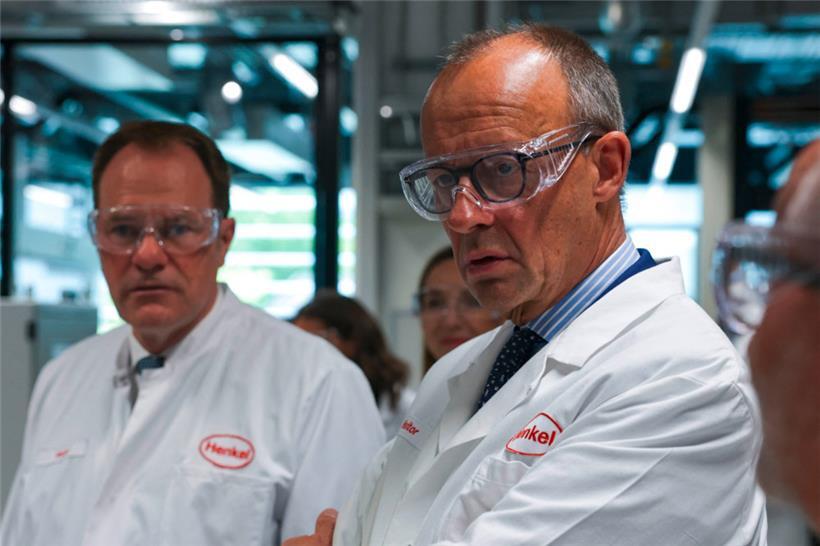 Kanzler Friedrich Merz (Mitte) informiert sich am Wochenende über die Chemie-Branche in Deutschland
