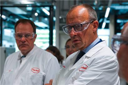 Kanzler Friedrich Merz (Mitte) informiert sich am Wochenende über die Chemie-Branche in Deutschland
