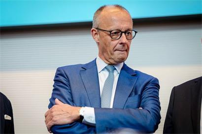 Kanzler Friedrich Merz nimmt an der Sitzung seiner Bundestagsfraktion teil. Die könnte für ihn noch zu einem Problem werden, wenn er nicht liefert.