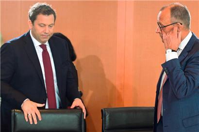 Kanzler Friedrich Merz (r.) soll die Kabinettssitzung am Mittwoch leiten, nicht der Vizekanzler Lars Klingbeil 
