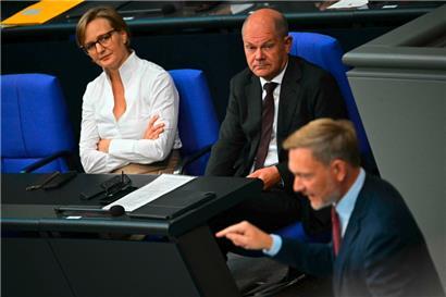 Kanzler Olaf Scholz (M.) und die Staatssekretärin und mögliche nächste Grünen-Chefin Franziska Brantner hören Finanzminister und FDP-Chef Christian Lindner zu – wie lange noch?
