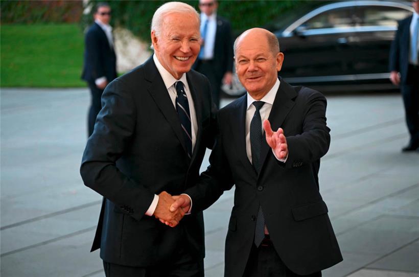 Kanzler Olaf Scholz begrüßt seinen Gast aus Washington vor dem Kanzleramt in Berlin
