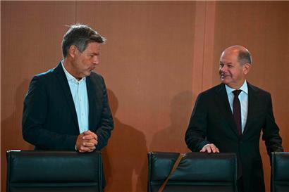 Kanzler Olaf Scholz (r.) hat – bislang noch – wegen der Regierungsarbeit weit weniger Ärger in seiner Partei als der Grüne Robert Habeck
