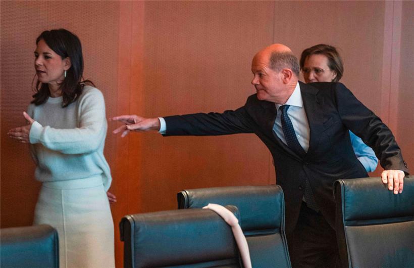 Kanzler Olaf Scholz (r.) wird von der Außenministerin Annalena Baerbock ignoriert
