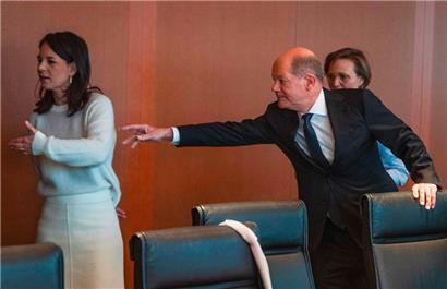 Kanzler Olaf Scholz (r.) wird von der Außenministerin Annalena Baerbock ignoriert
