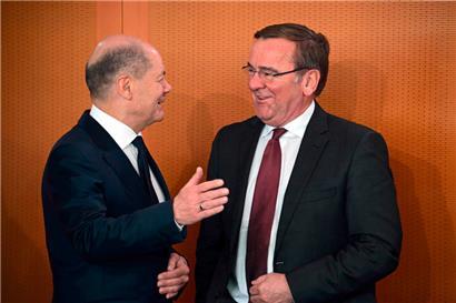 Kanzler Olaf Scholz und Verteidigungsminister Boris Pistorius vor einer Kabinettssitzung: Werden die beiden bald die SPD-Kandidatenfrage definitiv klären?
