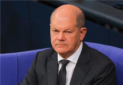 Kanzler Olaf Scholz während einer Debatte im deutschen Bundestag
