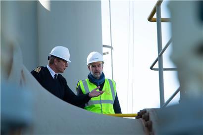 Kapitän Cor Plugge zeigt Wirtschaftsminister Franz Fayot das Schiff
