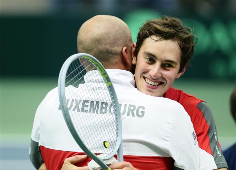 Kapitän Gilles Muller gratuliert seinem Schützling Alex Knaff zum Sieg
