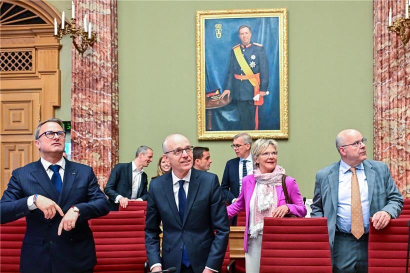 Kapitän Luc Frieden mit Regierungskollegen Xavier Bettel, Serge Wilmes und weiteren Politikern im Parlament am Dienstag