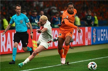 Kapitän Virgil van Dijk (r.) gehört seit Jahren zu den Leistungsträgern der Elftal
