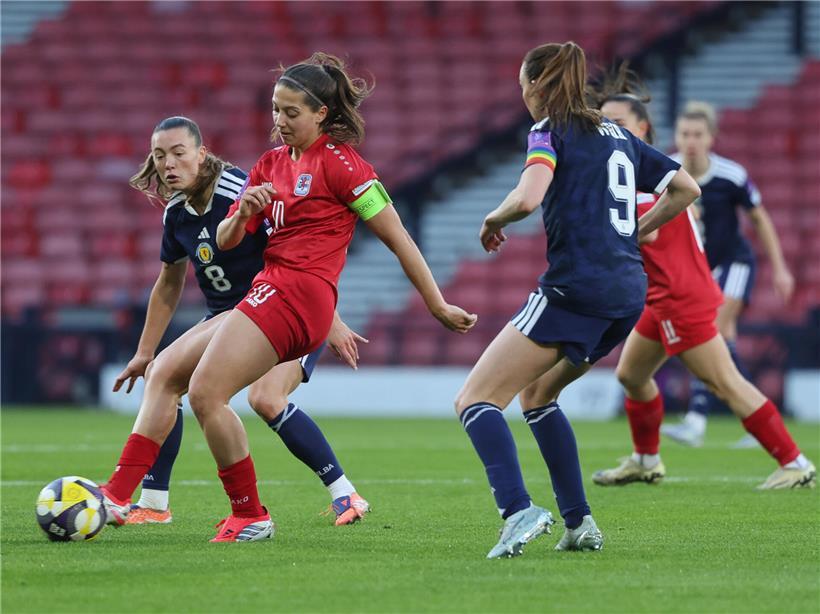 Kapitänin Laura Miller feiert den Klassenerhalt in der 1. Bundesliga Fußball-Saison erfolgreich.