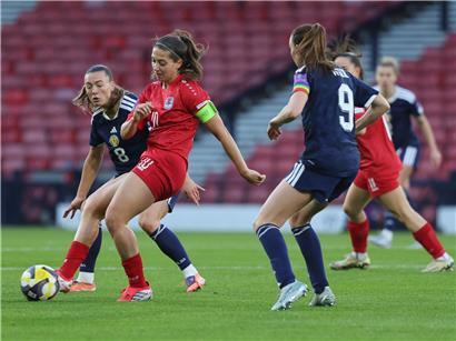 Kapitänin Laura Miller feiert den Klassenerhalt in der 1. Bundesliga Fußball-Saison erfolgreich.