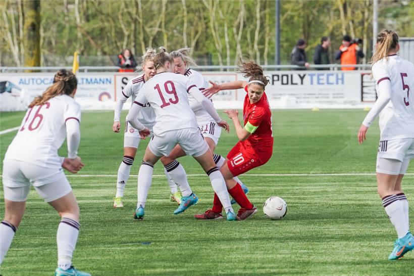 Kapitänin Laura Miller (in Rot) ist neben Kate Thill derzeit die einzige Nationalspielerin, die im Ausland unter Vertrag steht. Umso wichtiger ist es, das nationale Niveau konsequent zu steigern.
