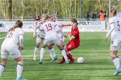 Kapitänin Laura Miller (in Rot) ist neben Kate Thill derzeit die einzige Nationalspielerin, die im Ausland unter Vertrag steht. Umso wichtiger ist es, das nationale Niveau konsequent zu steigern.
