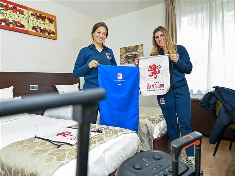 Kapitänin Laura Miller und Verteidigerin Emma Kremer freuen sich gemeinsam über ein Geschenk beim Team-Event