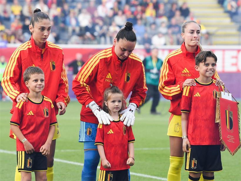Kapitänin Tessa Wullaert rechts bei Ehrung vor Fußballspiel, Teamführung und Auszeichnung sichtbar