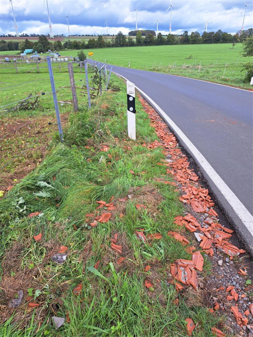 Kaputte Dachziegel entlang der Straße