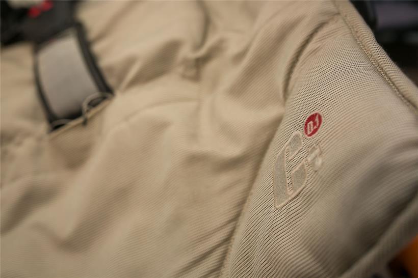 Kaputte Stellen an den Textileinlagen werden repariert …