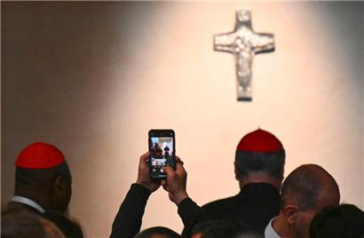 Kardinäle in der Basilika Santa Maria Maggiore. Dort wurde Papst Franziskus beigesetzt.

