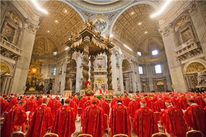 Kardinäle verfolgen am 12.03.2013 im Petersdom im Vatikan die Wahl-Messe „Pro Eligendo Romano Pontifice“

