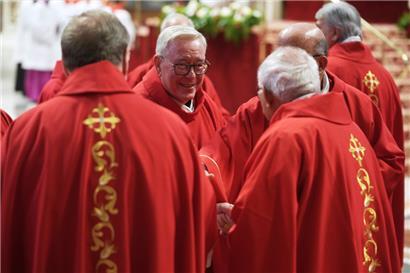 Kardinal Jean-Claude Hollerich bei einer Messe Ende April im Vatikan. Die von den Kardinälen beim Vorkonklave geäußerten Erwartungen an den neuen Papst entsprechen in vielen Punkten dem Profil des Luxemburger Erzbischofs.
