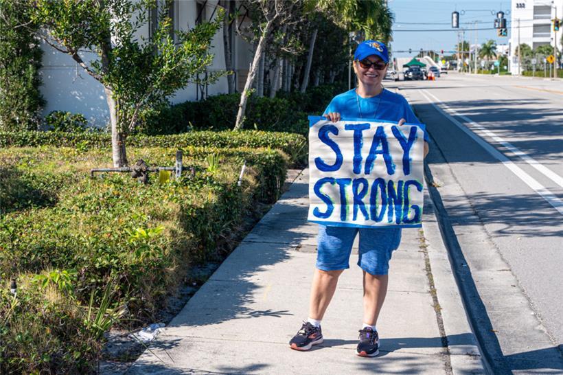 Karen Blake aus Fort Lauderdale zeigt ein Schild bei der „Kundgebung zur Unterstützung der Ukraine“
