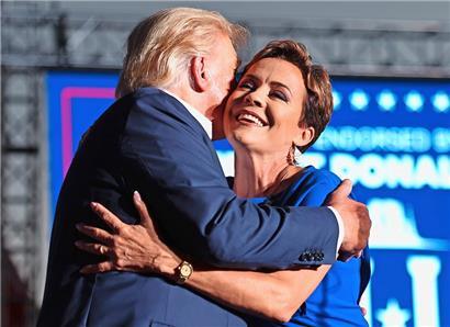 Kari Lake will Gouverneurin in Arizona werden und ist eine glühende Anhängerin von Donald Trump und dessen demokratieverachtenden Ansichten
