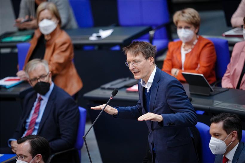 Karl Lauterbach (M., SPD), Bundesminister für Gesundheit, spricht in der Sitzung des Bundestags über die Einführung einer Impfpflicht gegen das Coronavirus
