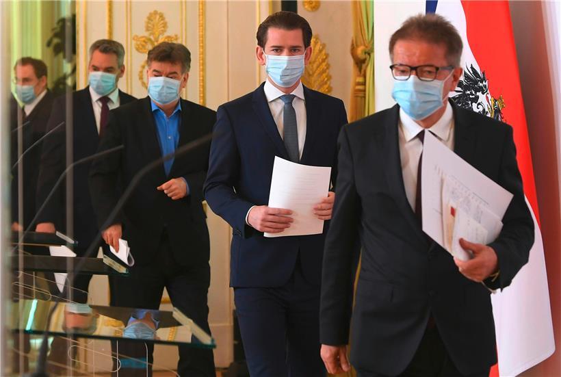 Karl Nehammer (2.v.l – r), Innenminister, Werner Kogler, Vizekanzler, Sebastian Kurz, österreichischer Bundeskanzler und Rudolf Anschober, Sozialminister, kommen mit Schutzmasken zu einer Pressekonferenz zum Thema "Coronavirus: Aktuelles" im Bundeskanzleramt.
