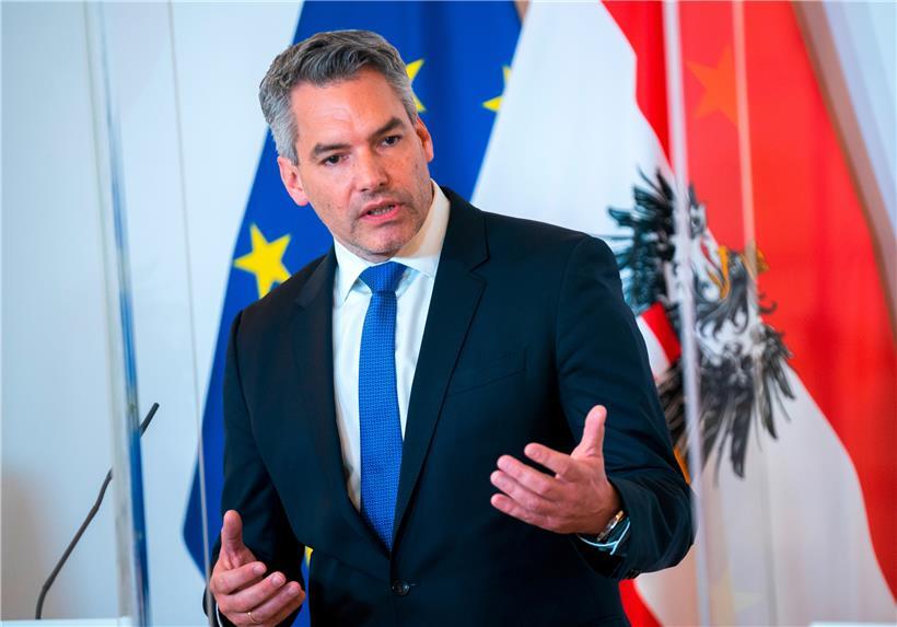 Karl Nehammer (ÖVP), Innenminister von Österreich, spricht bei einer Pressekonferenz im Bundeskanzleramt über das Thema "Aktuelles zum Coronavirus". In Österreich dürfen Hotels und andere Beherbergungsbetriebe aufgrund der Erfolge bei der Eindämmung der Corona-Krise ab 29. Mai wieder öffnen. Bereits am 15. Mai dürfen Gastronomiebetriebe mit neuen Regeln wieder ihre Türen öffnen.
