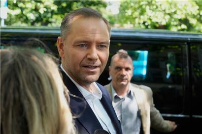 Karol Nawrocki verlässt ein Wahllokal nach der Stimmabgabe bei der Stichwahl in Warschau
