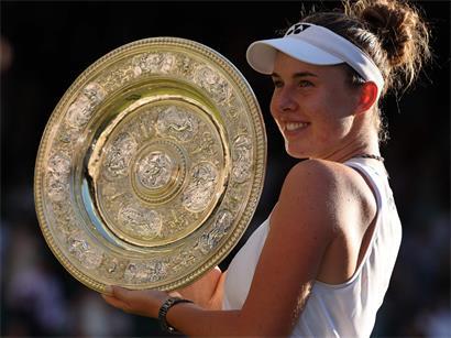 Karolina Muchova feiert ihren ersten Major-Sieg bei Wimbledon mit jubelnder Geste auf dem Tennisplatz