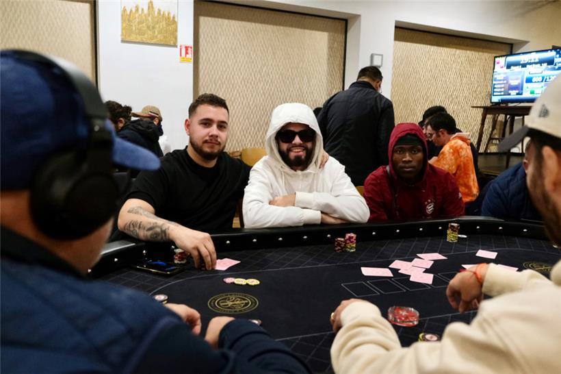 Karten, Chips, Spannung: Beim Kings & Queens Pokerclub geht es um Punkte statt u...