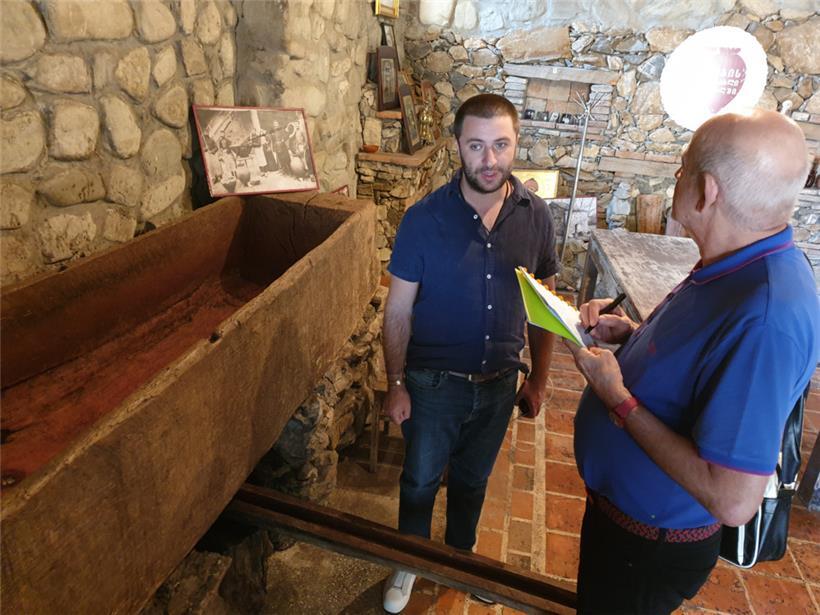 Kartlos gehört inzwischen zu den erfolgreichsten Akteuren in der georgischen Tourismusbranche. Er besticht mit Herzlichkeit und Fachwissen.
