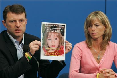 Kate und Gerry McCann zeigen während einer Pressekonferenz ein Bild ihrer verschwundenen Tochter Madeleine 
