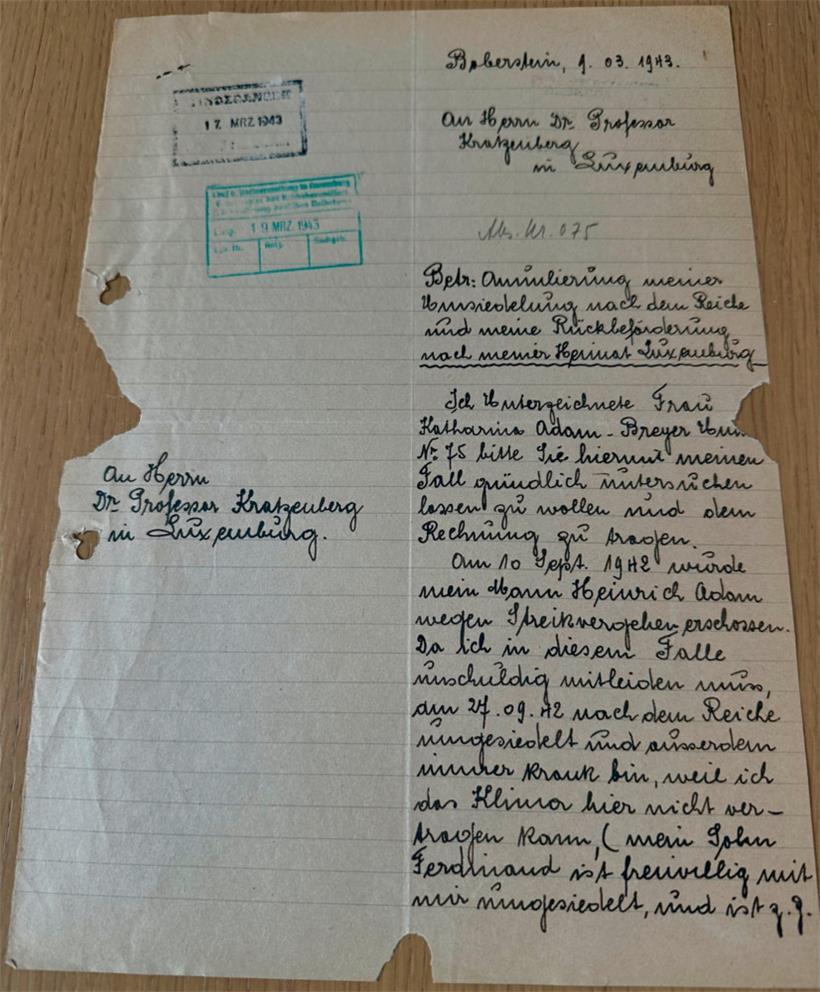 Katharina Adam-Breyer, nach Niederschlesien umgesiedelte Ehefrau von Henri Adam, der das Signal zum Streik auf Arbed Esch-Schifflingen gab und von den Nazis hingerichtet wurde, schreibt an Damian Kratzenberg, Landesleiter der VdB, mit der Bitte um Rückkehr nach Luxemburg. Ihre Bitte wird vom CdZ abgelehnt.
