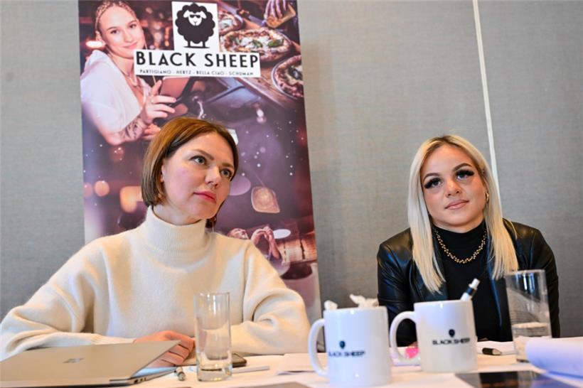 Katharina Lukaschevic (links) und Laura Scrivo (rechts) der Gruppe „Black Sheep“ machen sich Sorgen um die Zukunft der Gastronomie
