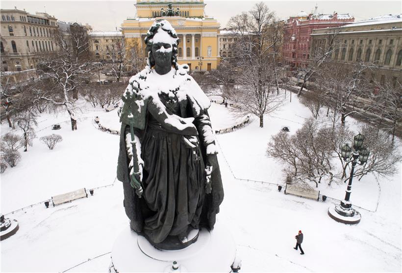 Katharina die Große thront über einem Platz in St. Petersburg, wo sich die letzten zwei Wochen des Jahres coronabedingt sehr ruhig ankündigen
