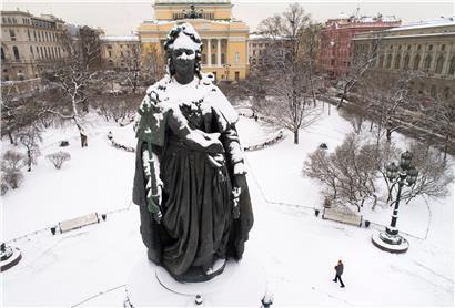 Katharina die Große thront über einem Platz in St. Petersburg, wo sich die letzten zwei Wochen des Jahres coronabedingt sehr ruhig ankündigen
