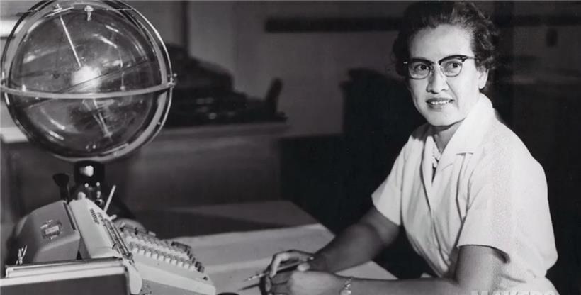 Katherine Johnson an ihrem Schreibtisch im Langley Research Center
