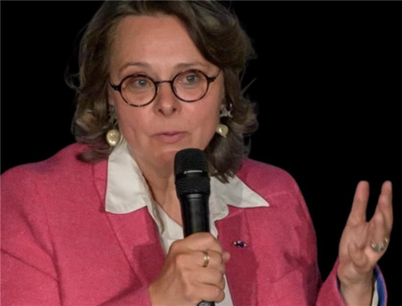 Katja Rausch, Gründerin von The House of Ethics, führt engagiert durch den Abend einer Ethik-Veranstaltung