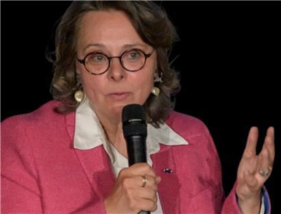 Katja Rausch, Gründerin von The House of Ethics, führt engagiert durch den Abend einer Ethik-Veranstaltung