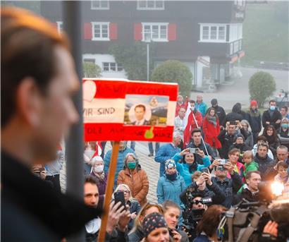 Kaum Abstand, kaum Masken: Beim Besuch von Kanzler Sebastian Kurz im Kleinwalsertal kam es zu einer in Corona-Zeiten ungewöhnlichen Menschenansammlung
